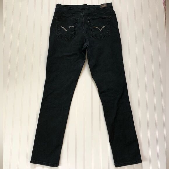 Levi’s Black Jeans with Detailing on the Back Pockets - Picture 2 of 10